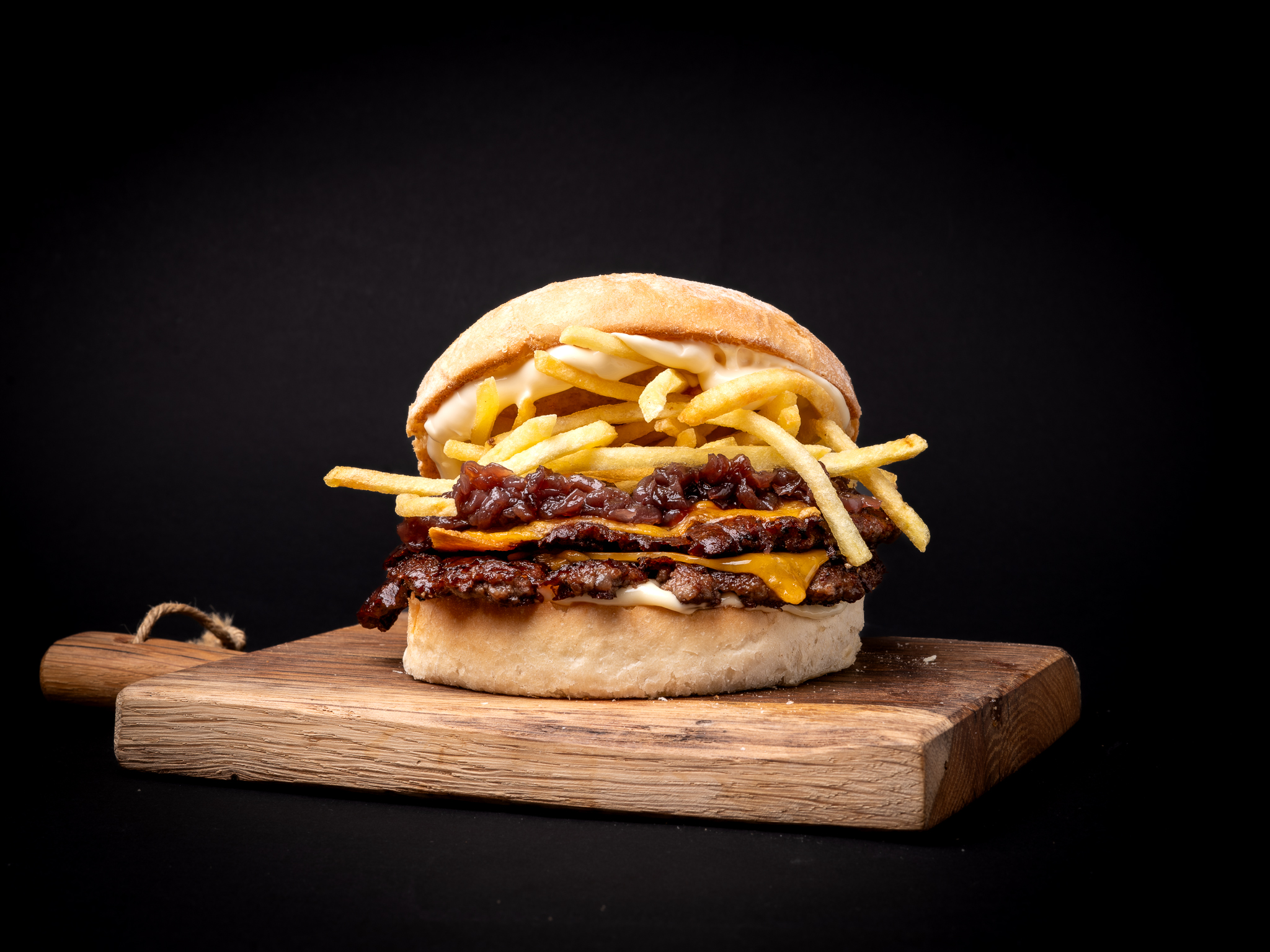 Burger z frytkami